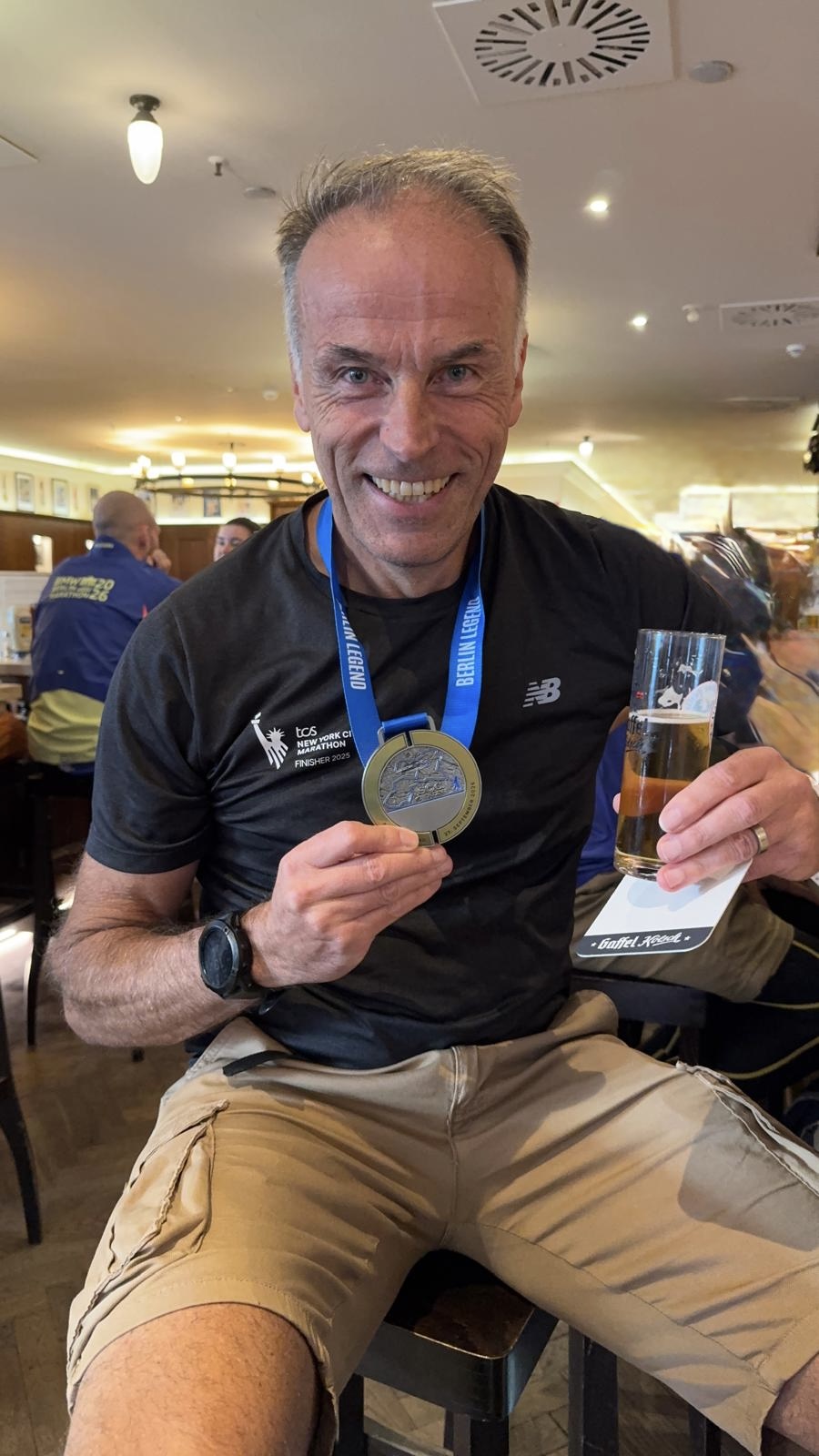 Gregor Jaeger mit Medaille nach dem Berlin-Marathon 2026
