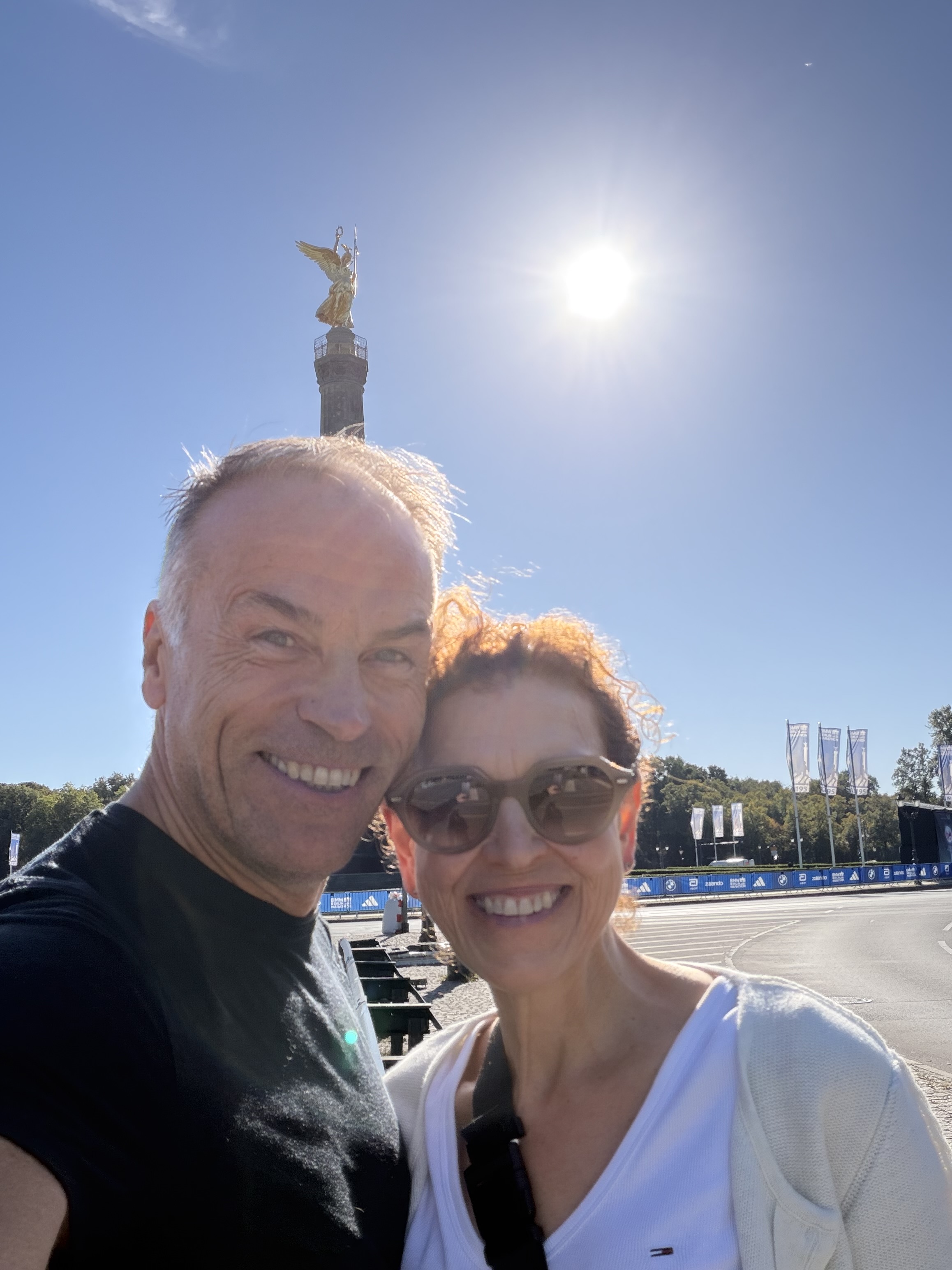 Gregor Jaeger und seine Frau vor dem Berlin-Marathon 2026 an der Siegessäule