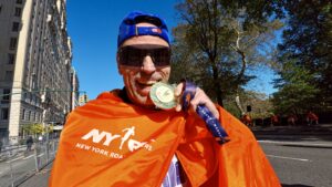 Gregor Jaeger posiert nach dem Finish des New York Marathon 2025