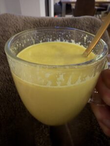 Abendroutine mit Wasser, goldener Milch, Casein und ruhigem Ausklang im März 2026