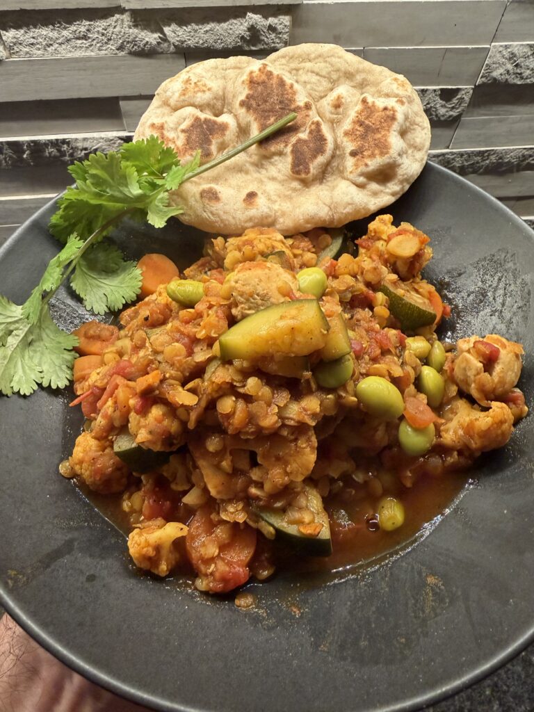 Linsencurry mit Hähnchen und selbstgemachtem Naan-Brot – mein ehrliches Regenerationsessen nach harten Tagen