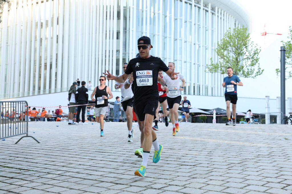 "Tauche ein in meinen fesselnden Laufbericht zum Halbmarathon in Luxemburg und erlebe jeden Kilometer hautnah mit. Erfahre, welche Herausforderungen und unvergesslichen Momente mich auf dieser aufregenden Strecke erwartet haben!"