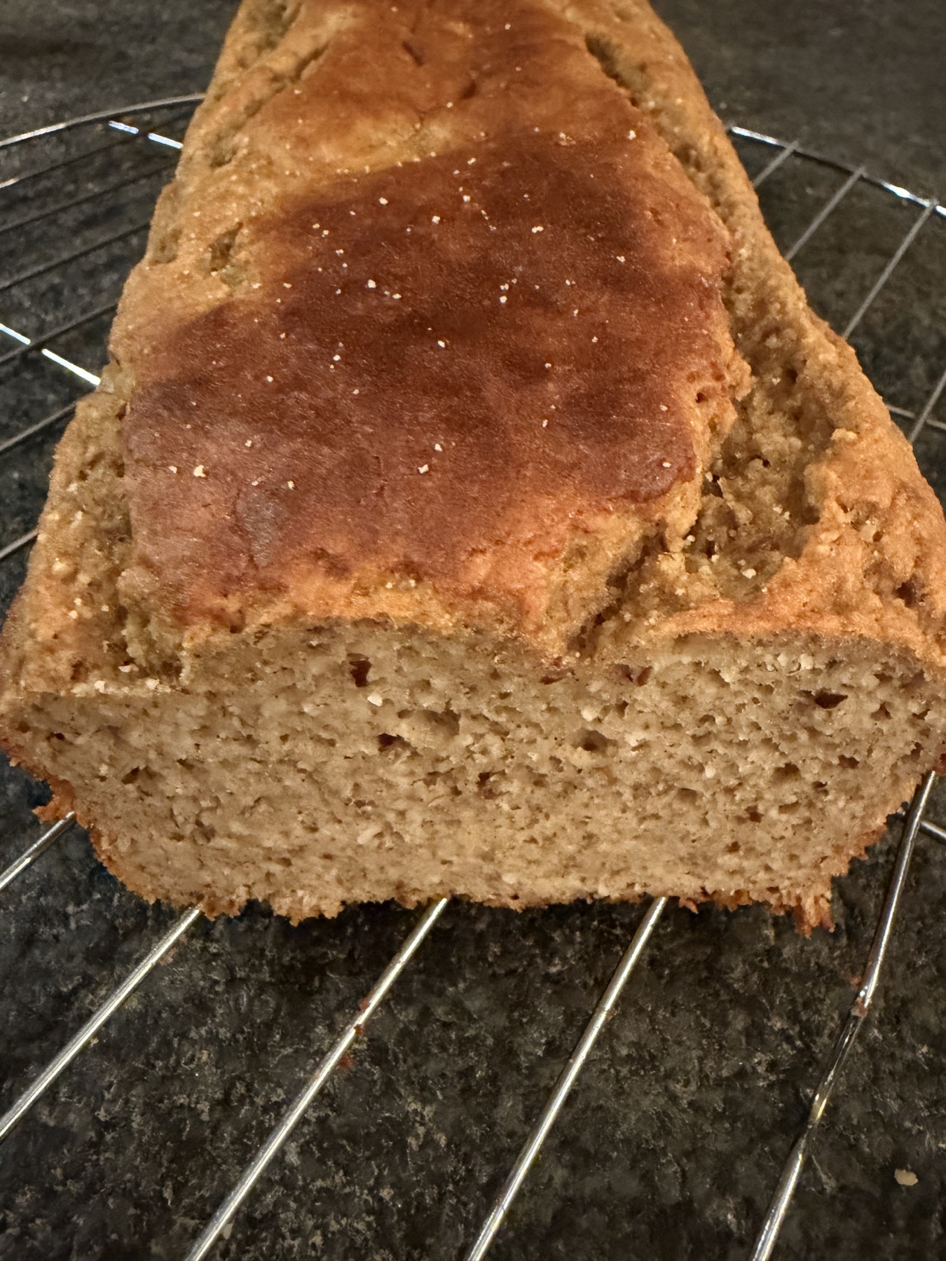 Anschnitt des selbst gebackenen Bananenbrots mit feinporiger Krume.