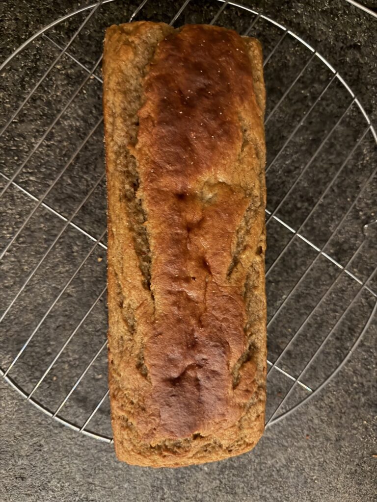 Selbst gebackenes Bananenbrot auf einem Kuchengitter, von oben fotografiert.