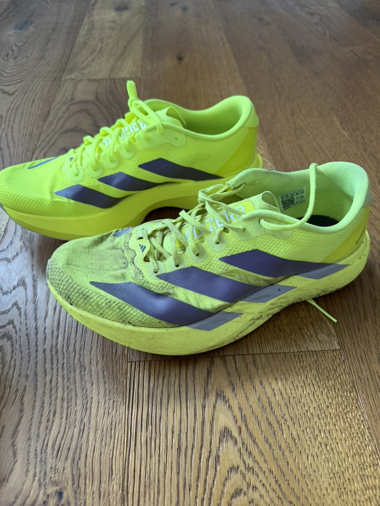 Adidas Adizero EVO SL Woven: neues Paar neben dem nach 591 Kilometern gelaufenen Schuh