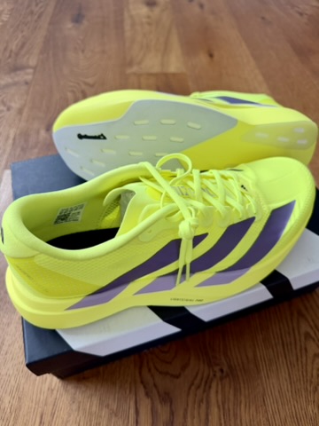 Neuer adidas Adizero EVO SL Woven in Gelb und Violett auf dem Schuhkarton