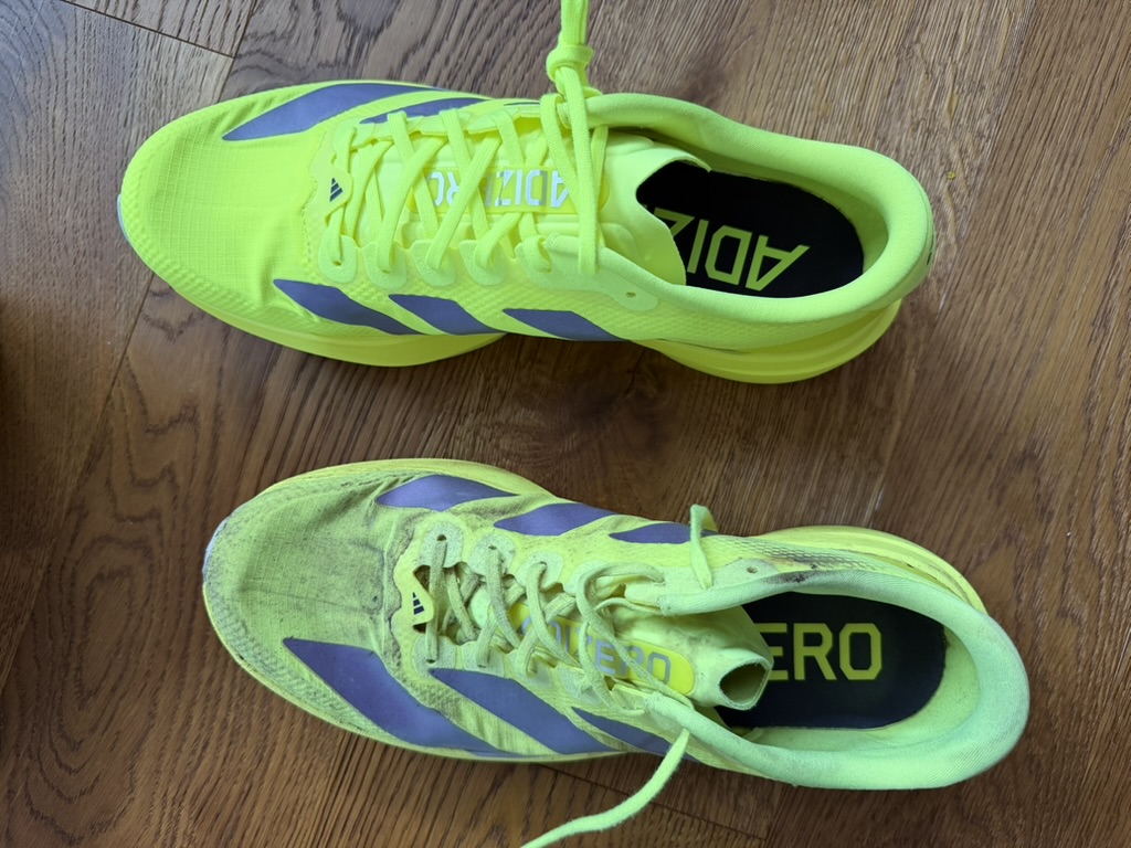 Draufsicht: neuer adidas EVO SL Woven neben dem nach 591 Kilometern gelaufenen Paar