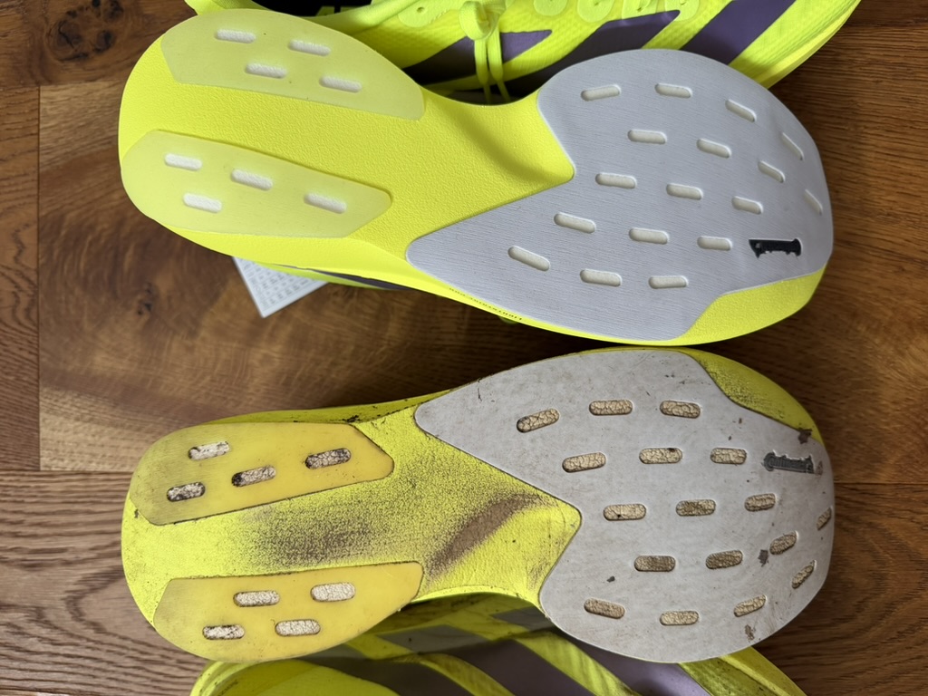Vergleich der Außensohlen: neues und 591 Kilometer gelaufenes adidas EVO SL Woven Paar