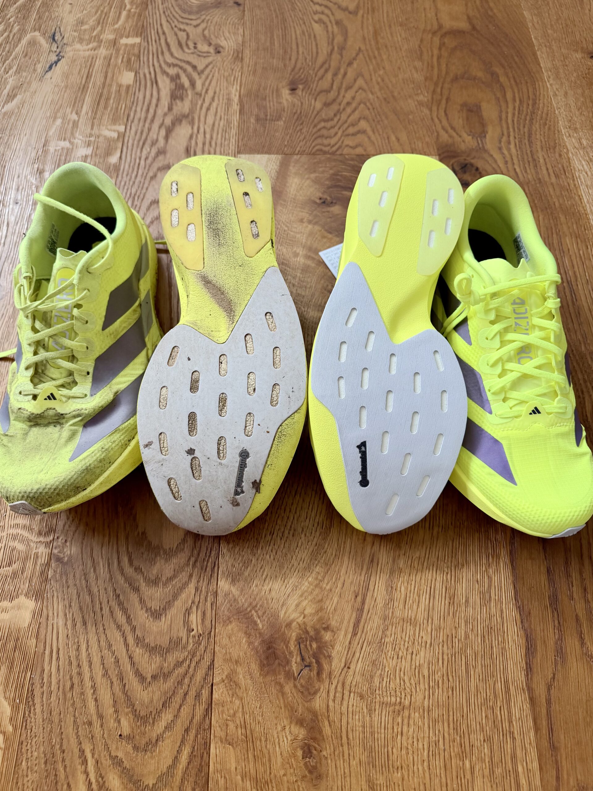 Neue und gelaufene EVO SL Woven Schuhe mit den Sohlen nebeneinander