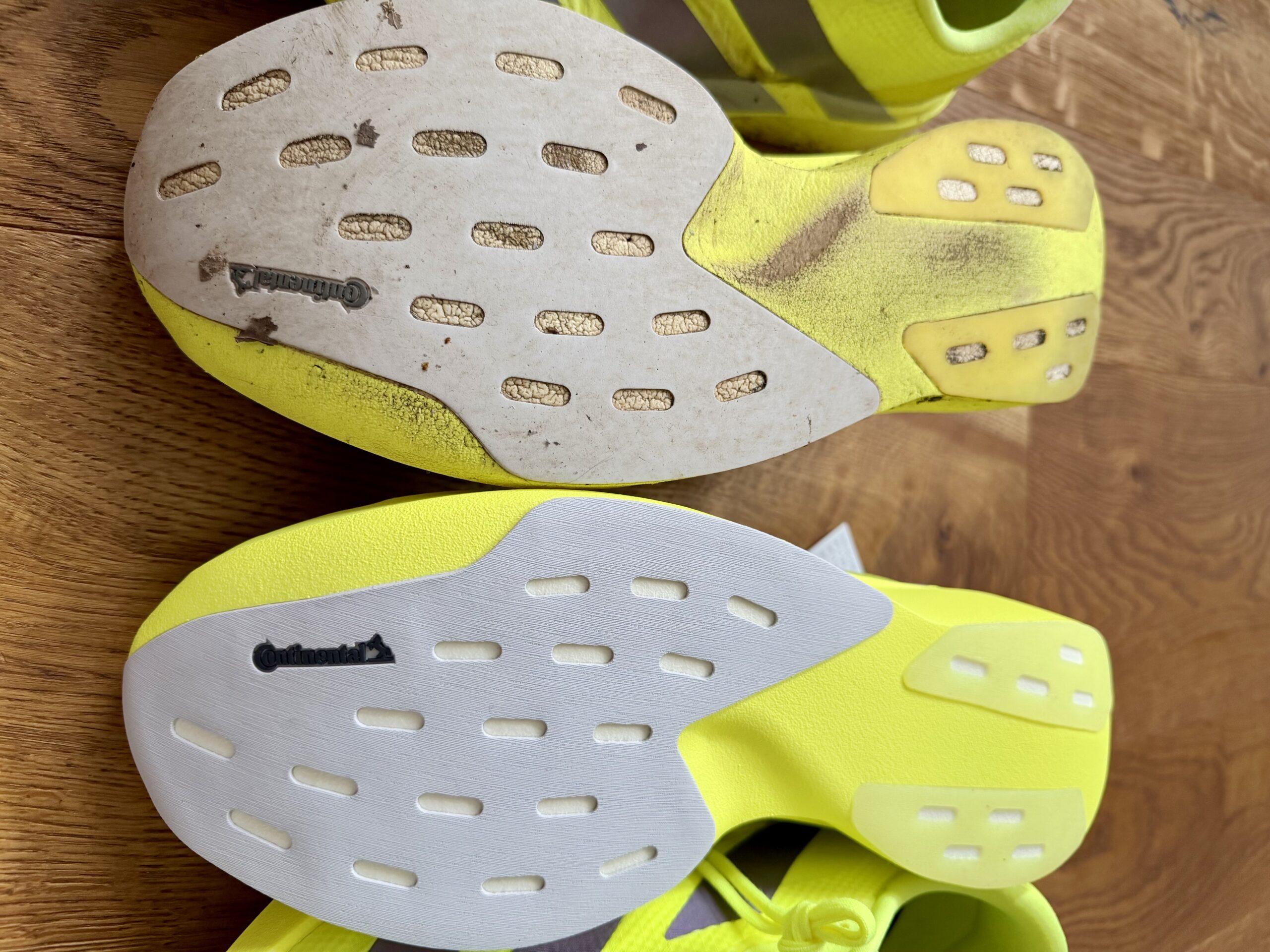 Nahaufnahme der Aussparungen in der Continental-Außensohle des gelaufenen EVO SL Woven