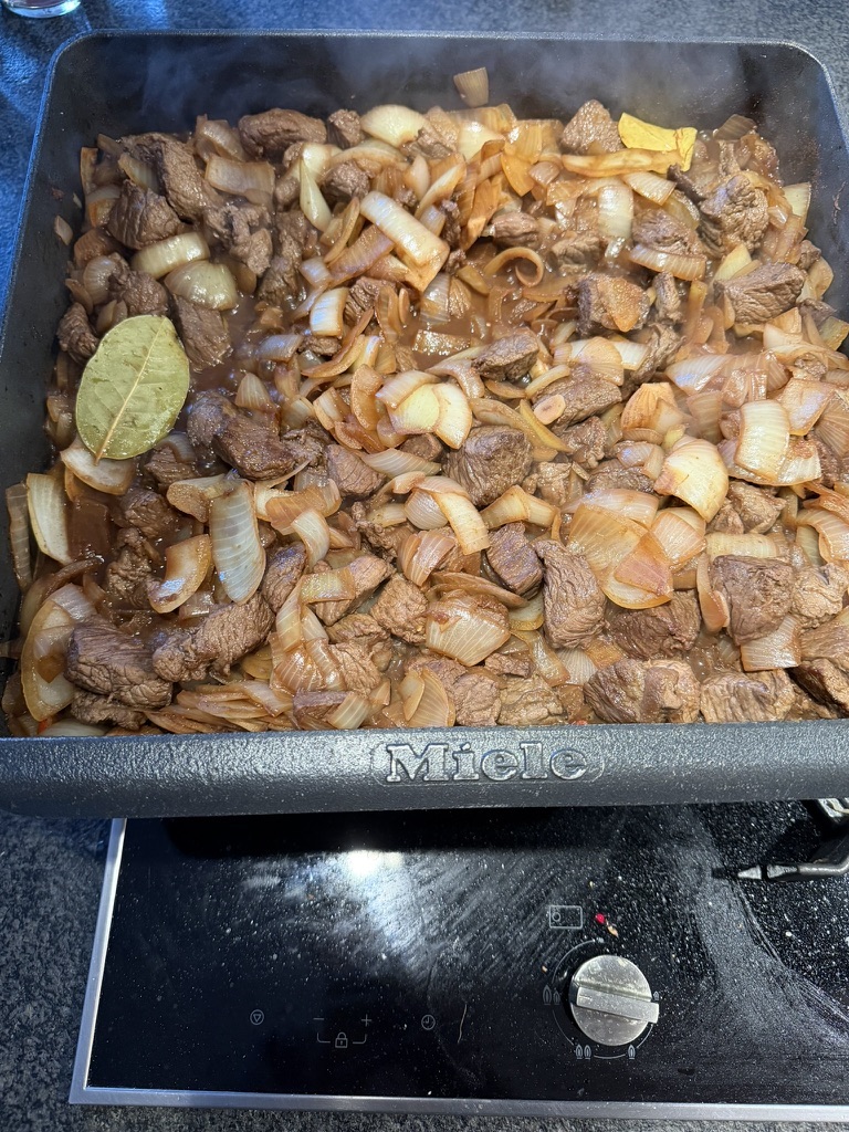 Rinderhaschee mit Rindfleisch, Zwiebeln und Lorbeer im Gourmet-Bräter in Gregors Küche