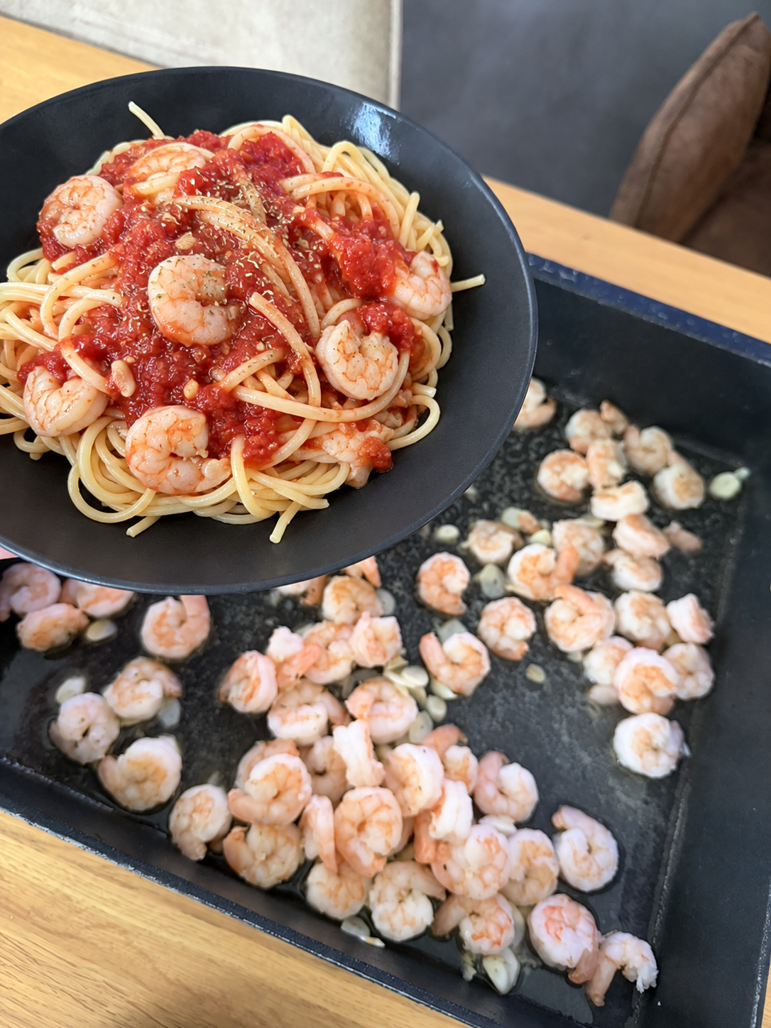 Gregors echte Garnelen-Spaghetti mit Tomatensauce und Rosmarinsalz über der Garnelenpfanne