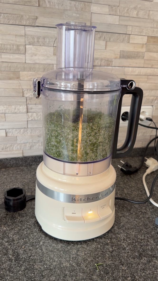 Rosmarin und grobes Meersalz werden im Food Processor der KitchenAid zerkleinert