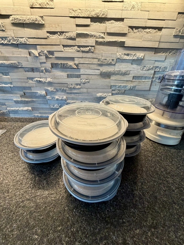 Abgedeckte Behälter mit selbst gemachtem Vanille-Proteinpudding vor dem Kühlen