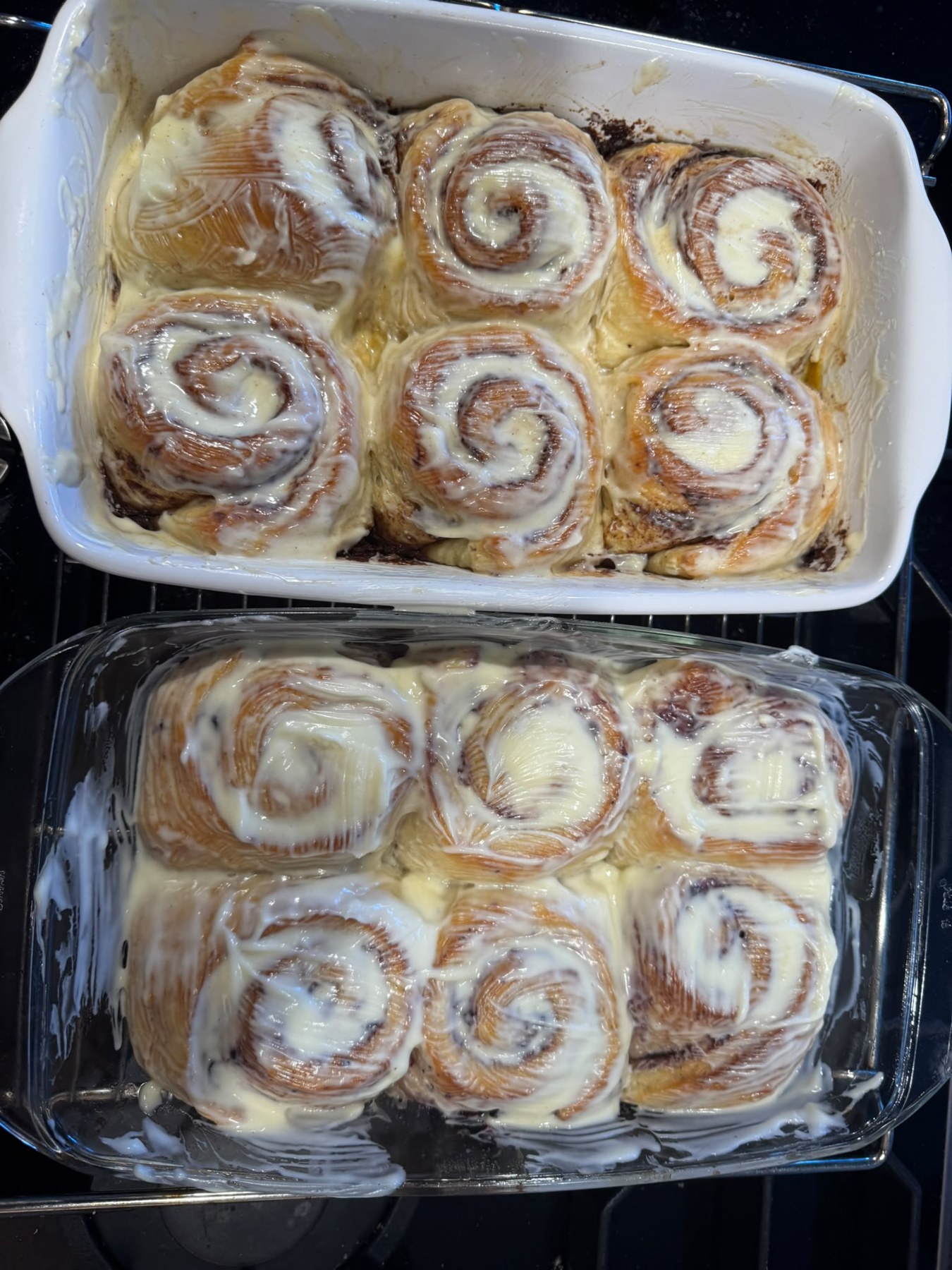 Zwölf Zimt- und Blaubeerschnecken in zwei Formen mit Frischkäse-Frosting