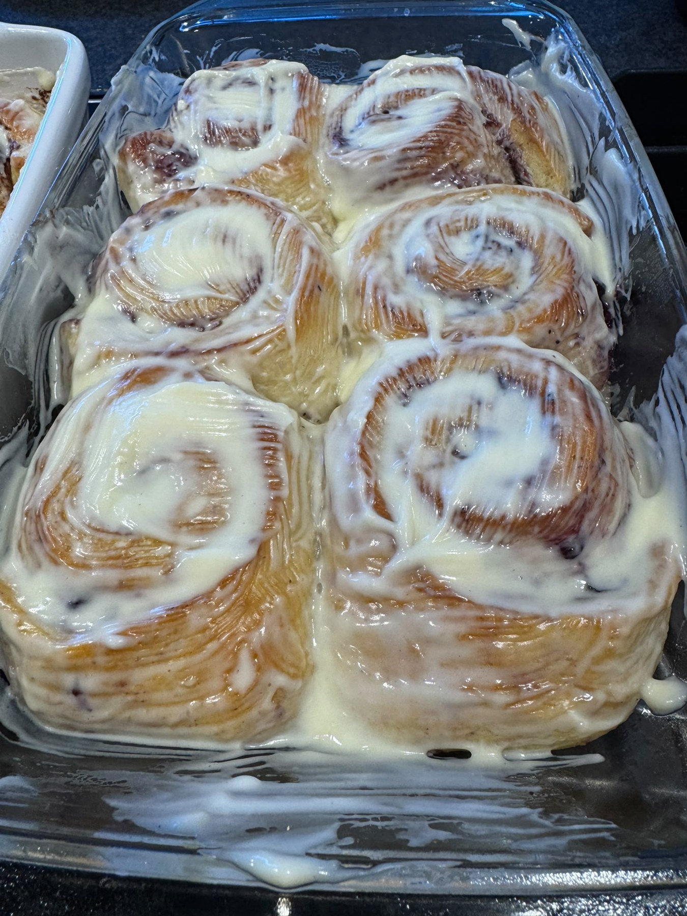 Sechs fertige Blaubeerschnecken mit Frischkäse-Frosting in der Glasform