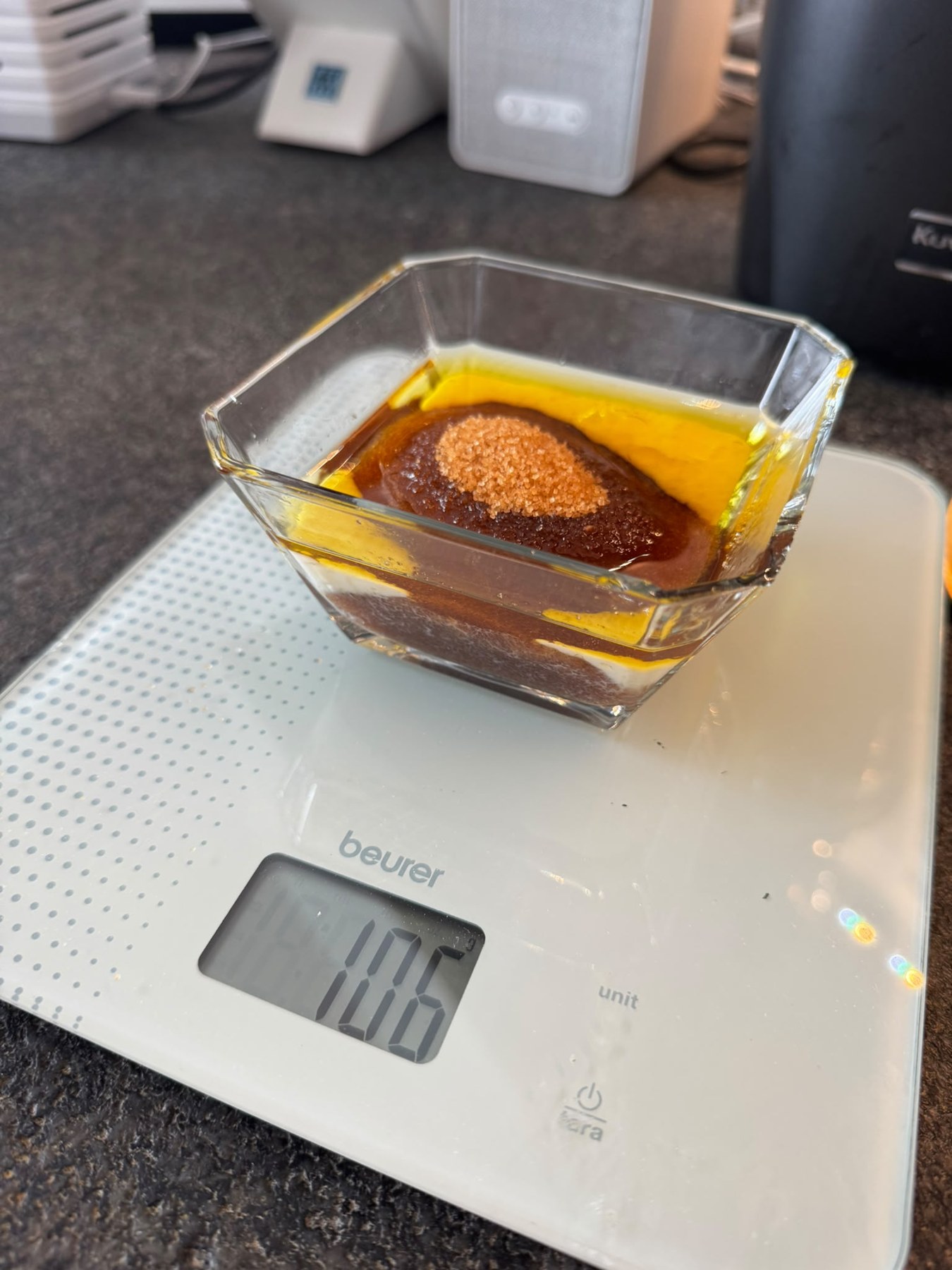 Butter und brauner Zucker für die Füllung in einer Glasschale auf der Küchenwaage