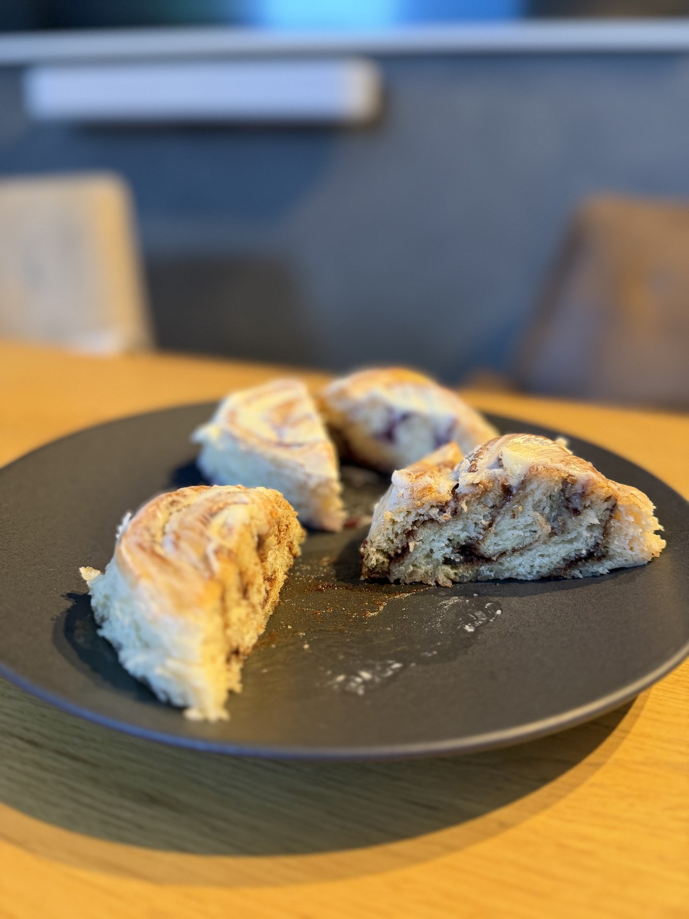 Unsere erste Kostprobe der selbst gebackenen Zimt- und Blaubeerschnecken