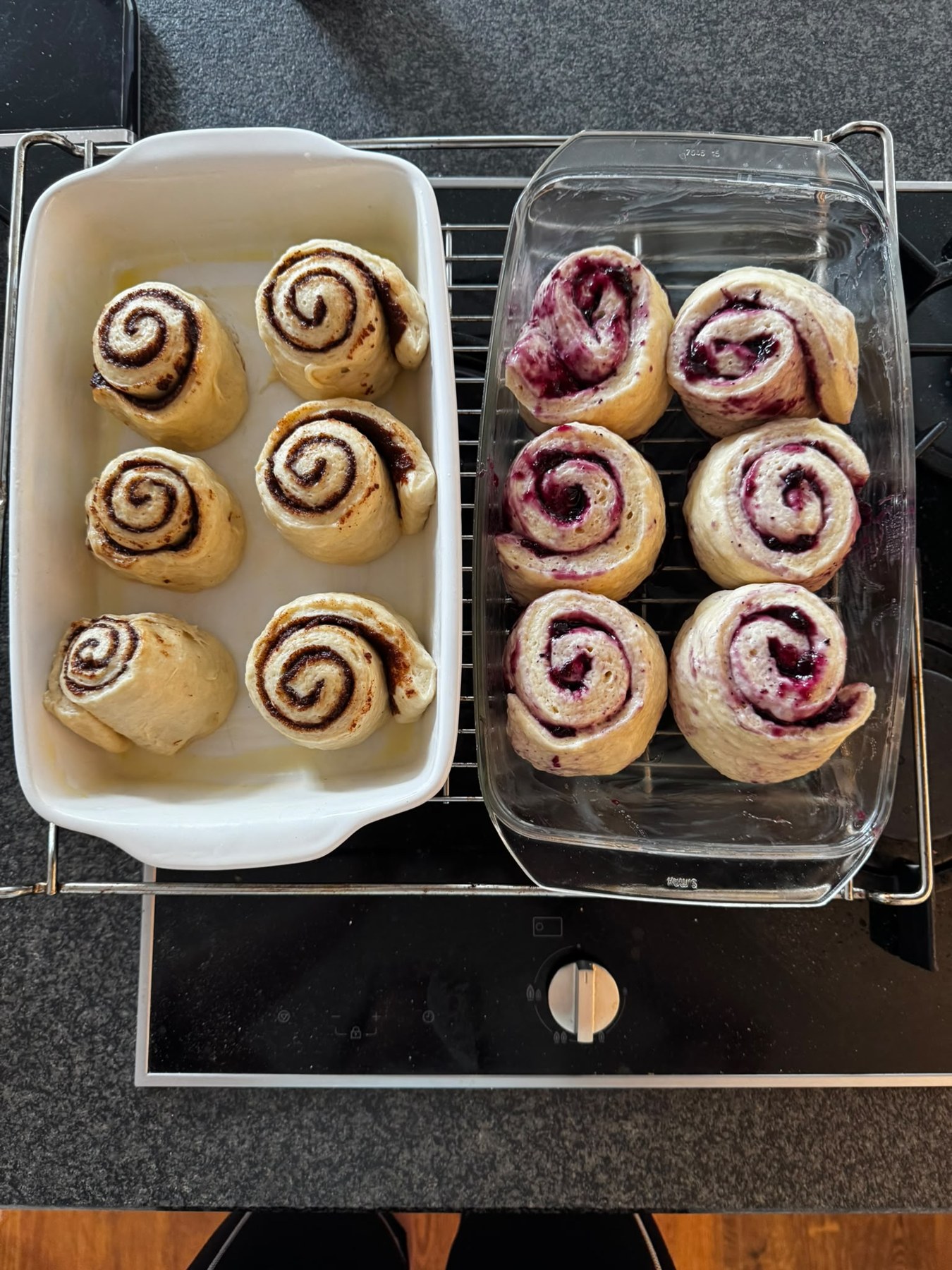 Beide Formen mit aufgegangenen Schnecken vor dem Auftragen des Frostings