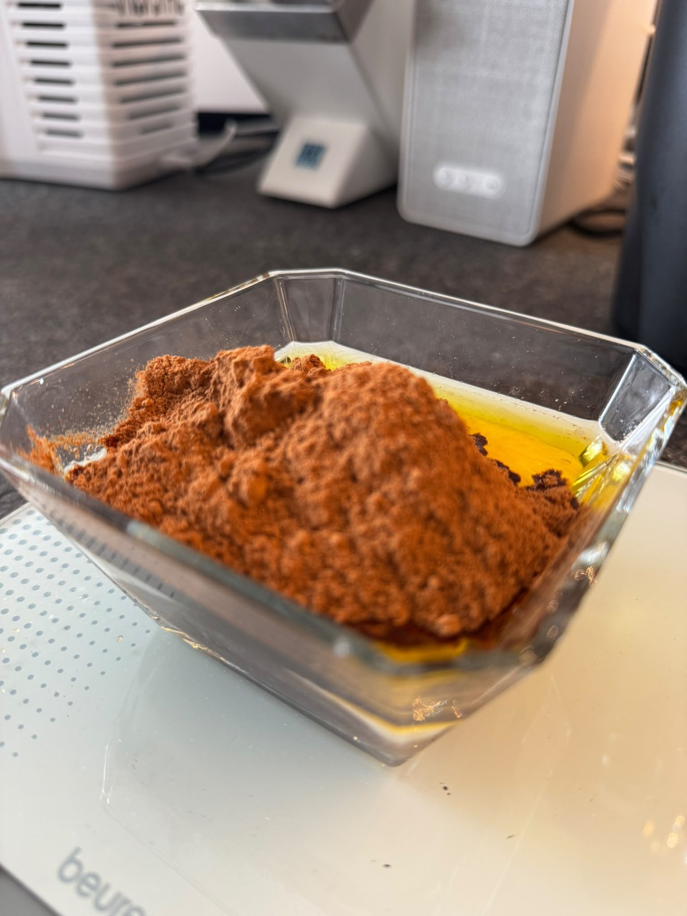 Zimt wird zur Butter-Zucker-Mischung für die Schneckenfüllung gegeben